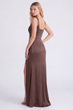 Robe de demoiselle d’honneur en satin espresso à col carré et froncée avec fente