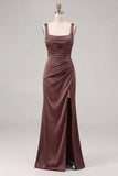 Robe de demoiselle d’honneur en satin espresso à col carré et froncée avec fente