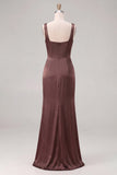 Robe de demoiselle d’honneur en satin espresso à col carré et froncée avec fente
