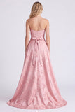 Robe longue de demoiselle d’honneur rose sans bustier en satin fleuri avec nœud
