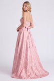 Robe longue de demoiselle d’honneur rose sans bustier en satin fleuri avec nœud