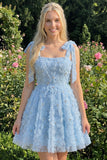 Robe de retour à la maison bleu clair à bretelles à nœuds à fleurs, perles florales et dentelle dans le dos