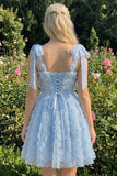 Robe de retour à la maison bleu clair à bretelles à nœuds à fleurs, perles florales et dentelle dans le dos