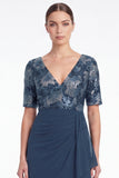 Robe longue de mère de la mariée en chiffon fleuri sirène marine à col en V et volants