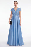 Robe longue de la mère de la mariée en satin à col en V bleu ligne A avec manches courtes