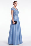 Robe longue de la mère de la mariée en satin à col en V bleu ligne A avec manches courtes