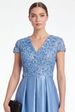 Robe longue de la mère de la mariée en satin à col en V bleu ligne A avec manches courtes