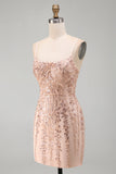 Robe courte de rentrée à la maison avec des paillettes bodycons au champagne