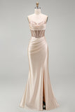 Corset de satin satin champagne avec perles et longue robe de bal avec fente