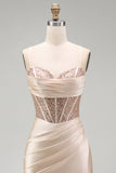 Corset de satin satin champagne avec perles et longue robe de bal avec fente