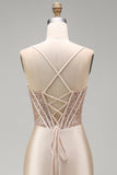 Corset de satin satin champagne avec perles et longue robe de bal avec fente