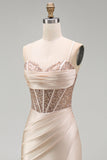 Corset de satin satin champagne avec perles et longue robe de bal avec fente