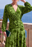 Robe midi fleurie asymétrique à manches longues en velours en A-Line à col en V