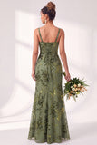 Longue robe de demoiselle d’honneur en velours olive à col carré à col carré fleur et froncée