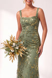 Longue robe de demoiselle d’honneur en velours olive à col carré à col carré fleur et froncée