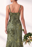 Longue robe de demoiselle d’honneur en velours olive à col carré à col carré fleur et froncée