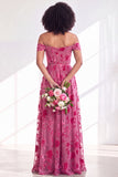Robe longue de demoiselle d'honneur en velours floral fuchsia à épaules dénudées