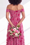 Robe longue de demoiselle d'honneur en velours floral fuchsia à épaules dénudées