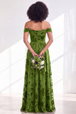 Robe longue de demoiselle d'honneur en velours floral fuchsia à épaules dénudées