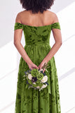 Robe longue de demoiselle d'honneur en velours floral fuchsia à épaules dénudées