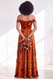 Robe longue de demoiselle d'honneur en velours floral fuchsia à épaules dénudées