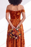 Robe longue de demoiselle d'honneur en velours floral fuchsia à épaules dénudées