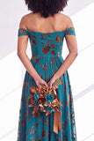 Robe longue de demoiselle d'honneur en velours floral fuchsia à épaules dénudées