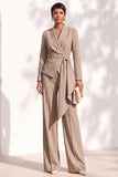 Costume marron deux pièces à col châle avec pantalon, manches longues et ceinture