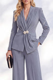 Costume bleu Berlin deux pièces à col V avec pantalon, fronces et perles