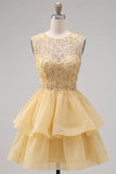 Robe courte de bal jaune à col rond à col rond à étages avec des perles