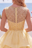 Robe courte de bal jaune à col rond à col rond à étages avec des perles