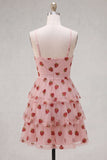 Robe de fin d’année à la rentrée rose rose à trous de serrure à volants à niveaux et à bretelles froncées