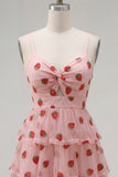 Robe de fin d’année à la rentrée rose rose à trous de serrure à volants à niveaux et à bretelles froncées