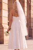 Robe de mariée blanche plissée sans bretelles longueur thé