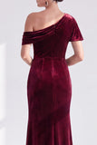 Velous bourgogne de sirène, longue robe de la mère de la mariée décollée sur les épaules