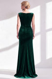 Longue robe de mère de la mariée en velours en velours vert foncé à col froncé en bateau, longue sirène avec fente