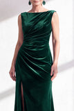 Longue robe de mère de la mariée en velours en velours vert foncé à col froncé en bateau, longue sirène avec fente