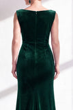Longue robe de mère de la mariée en velours en velours vert foncé à col froncé en bateau, longue sirène avec fente