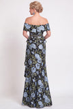 Longue robe de mère de la mariée bleue à motifs décollés sur les épaules à volants en forme de sirène