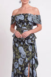 Longue robe de mère de la mariée bleue à motifs décollés sur les épaules à volants en forme de sirène