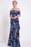 Longue robe de mère de la mariée bleue à motifs décollés sur les épaules à volants en forme de sirène