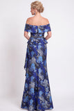Longue robe de mère de la mariée bleue à motifs décollés sur les épaules à volants en forme de sirène