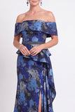 Longue robe de mère de la mariée bleue à motifs décollés sur les épaules à volants en forme de sirène