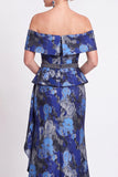 Longue robe de mère de la mariée bleue à motifs décollés sur les épaules à volants en forme de sirène