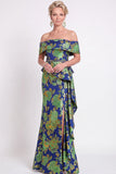 Longue robe de mère de la mariée bleue à motifs décollés sur les épaules à volants en forme de sirène