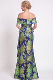 Longue robe de mère de la mariée bleue à motifs décollés sur les épaules à volants en forme de sirène