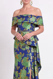 Longue robe de mère de la mariée bleue à motifs décollés sur les épaules à volants en forme de sirène