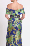 Longue robe de mère de la mariée bleue à motifs décollés sur les épaules à volants en forme de sirène