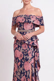 Longue robe de mère de la mariée bleue à motifs décollés sur les épaules à volants en forme de sirène