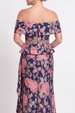 Longue robe de mère de la mariée bleue à motifs décollés sur les épaules à volants en forme de sirène